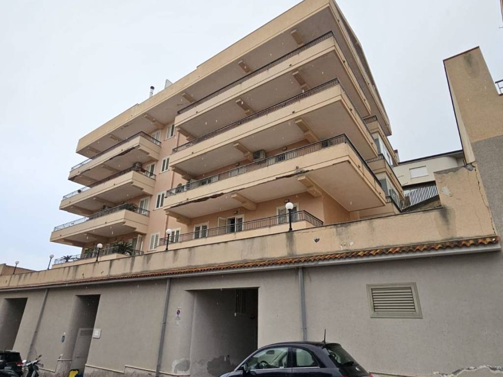 locale commerciale in vendita a Santa Teresa di Riva