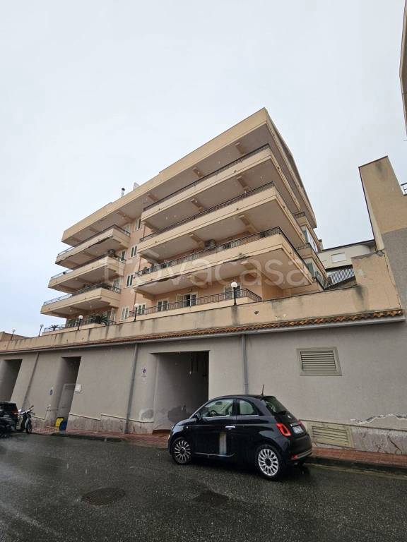 locale commerciale in vendita a Santa Teresa di Riva