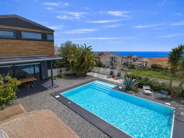 casa indipendente in vendita a Santa Teresa di Riva