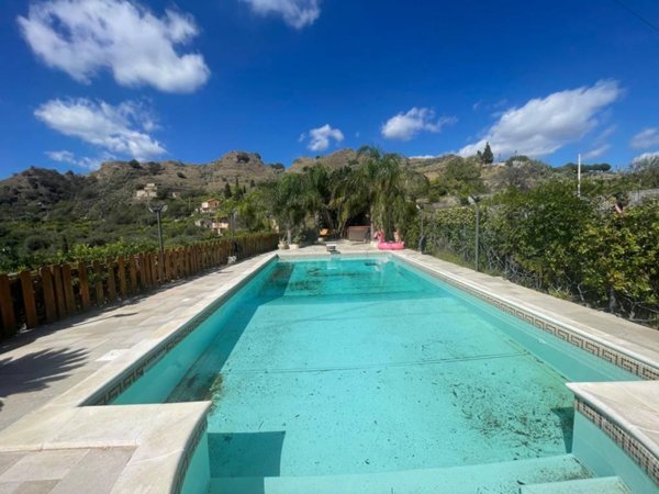 casa indipendente in vendita a Santa Teresa di Riva