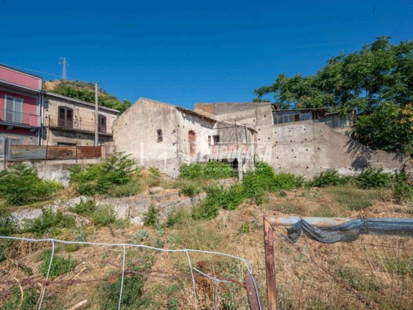 casa indipendente in vendita a Santa Teresa di Riva