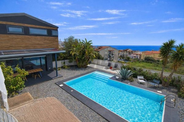 casa indipendente in vendita a Santa Teresa di Riva