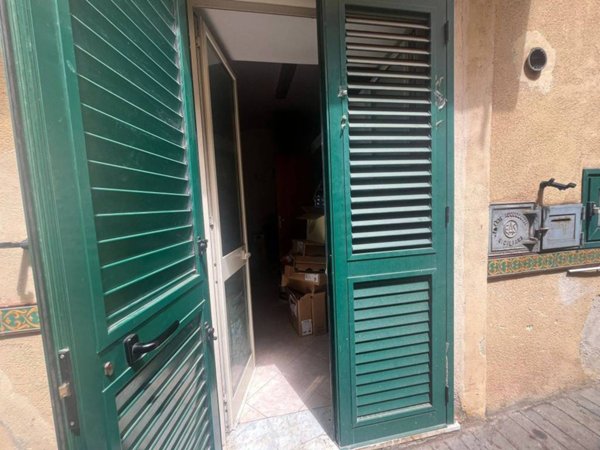 locale di sgombero in vendita a Santo Stefano di Camastra