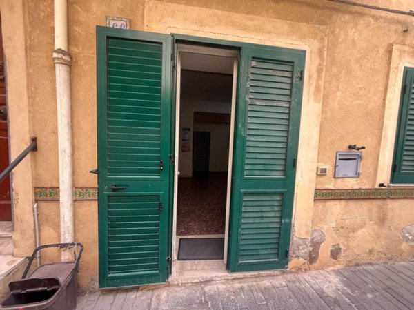 locale commerciale in vendita a Santo Stefano di Camastra