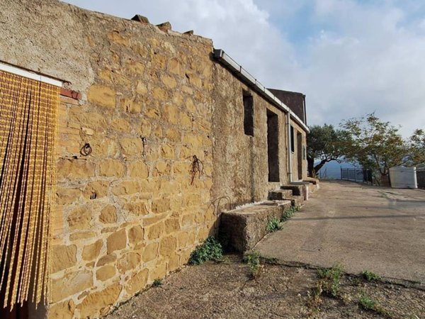 casa indipendente in vendita a Santo Stefano di Camastra
