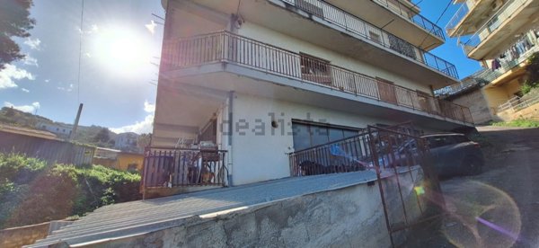 locale commerciale in vendita a Santo Stefano di Camastra