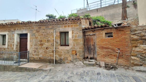 casa indipendente in vendita a Santo Stefano di Camastra