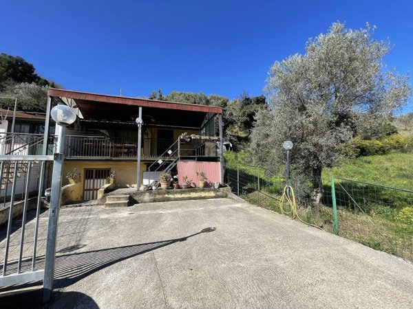 casa indipendente in vendita a Santo Stefano di Camastra