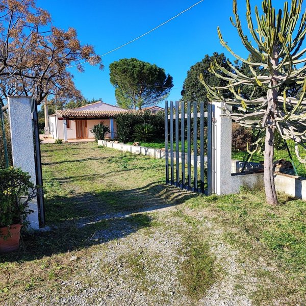 casa indipendente in vendita a Santo Stefano di Camastra