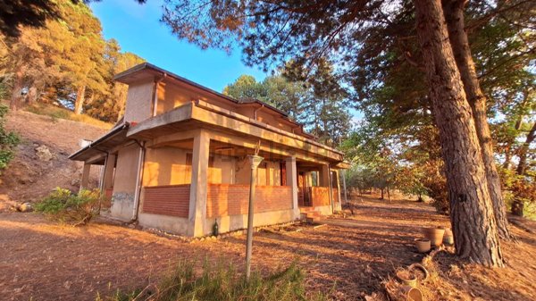 casa indipendente in vendita a Santo Stefano di Camastra