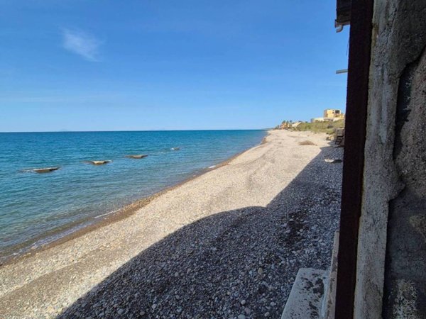 locale commerciale in vendita a Santo Stefano di Camastra