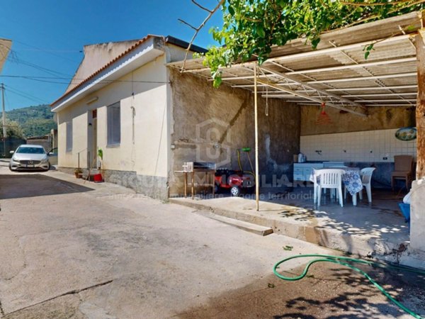 casa indipendente in vendita a Santo Stefano di Camastra
