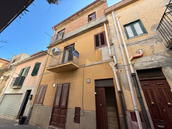 casa indipendente in vendita a Santo Stefano di Camastra