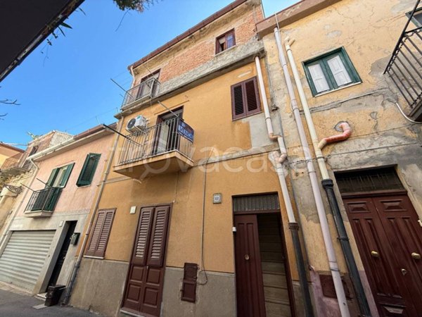 casa indipendente in vendita a Santo Stefano di Camastra