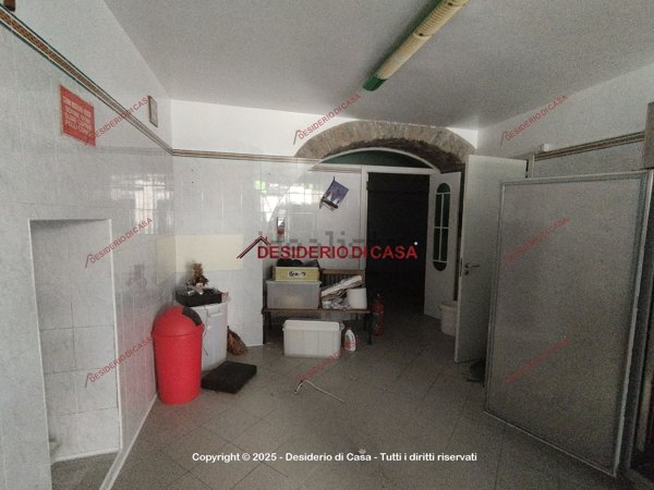 locale commerciale in vendita a Santo Stefano di Camastra