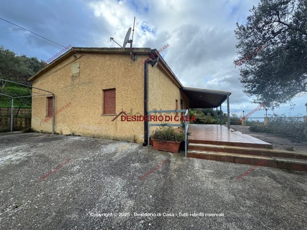casa indipendente in vendita a Santo Stefano di Camastra