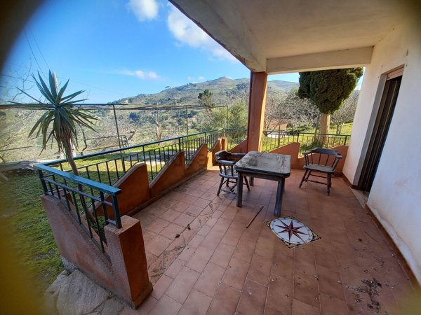casa indipendente in vendita a Santo Stefano di Camastra