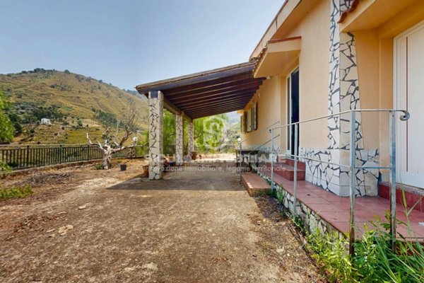 casa indipendente in vendita a Santo Stefano di Camastra
