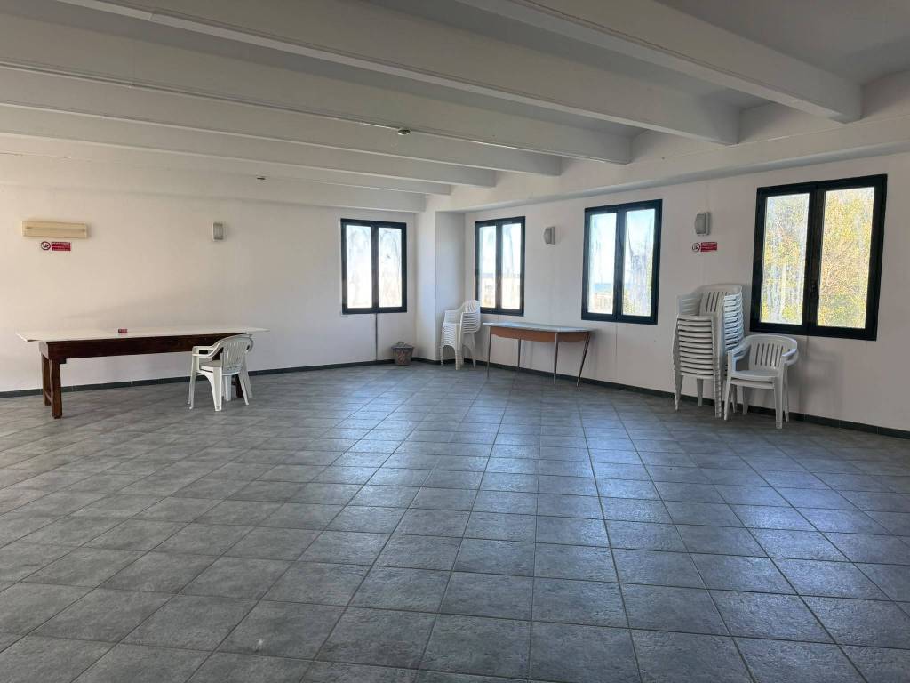locale commerciale in vendita a Santo Stefano di Camastra
