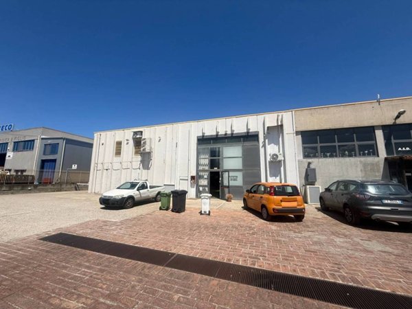 negozio in vendita a Saponara