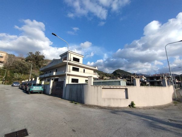 negozio in vendita a Saponara