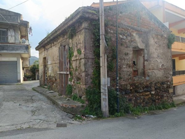 locale commerciale in vendita a Saponara