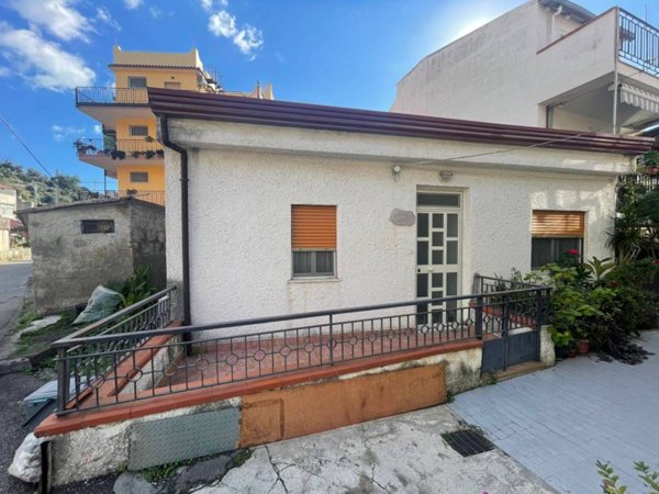 casa indipendente in vendita a Savoca in zona Rina