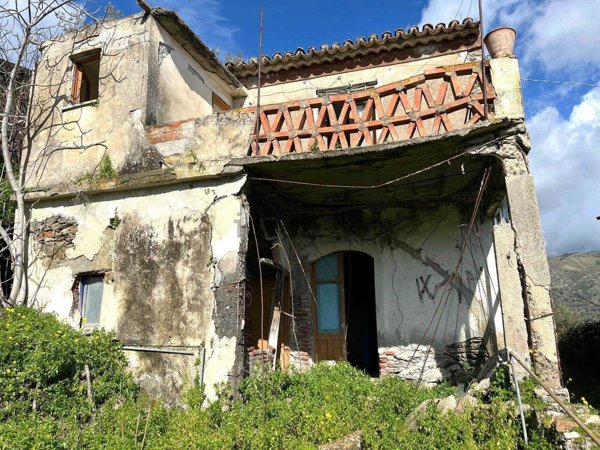 pentavano in vendita a Savoca in zona Romissa