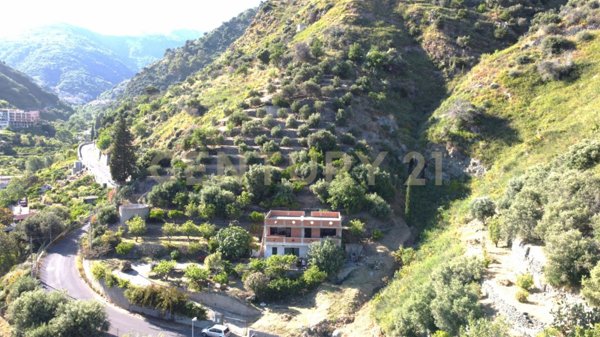 casa indipendente in vendita a Scaletta Zanclea in zona Guidomandri Superiore