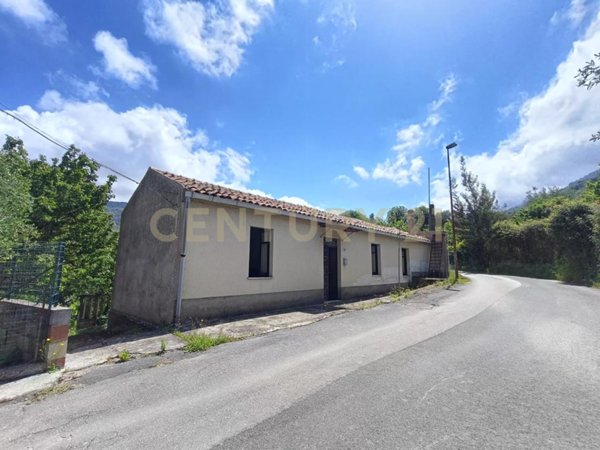 casa indipendente in vendita a Sinagra