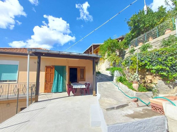 casa indipendente in vendita a Sinagra