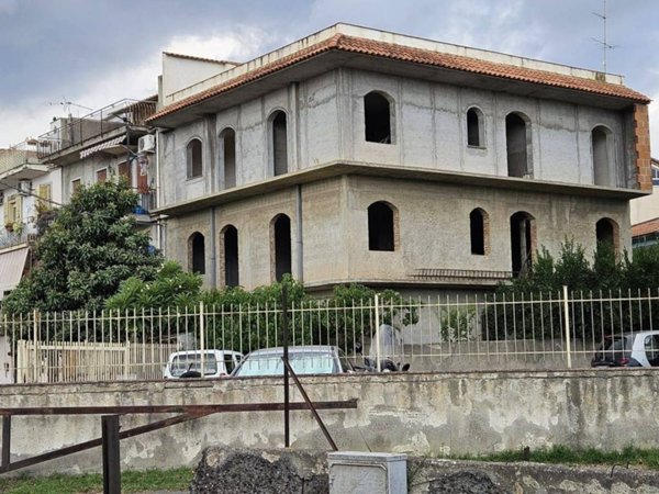 intera palazzina in vendita a Taormina in zona Trappitello