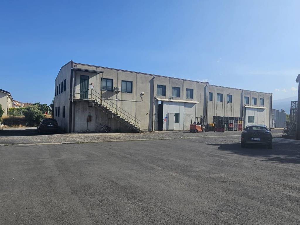 locale commerciale in vendita a Taormina in zona Trappitello