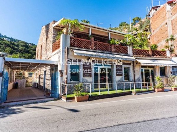 locale commerciale in vendita a Taormina in zona Mazzarò