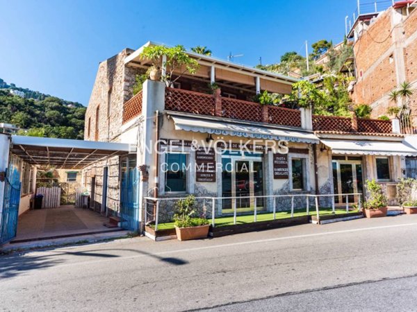 intera palazzina in vendita a Taormina in zona Mazzarò