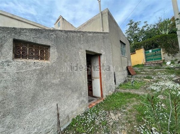 locale di sgombero in vendita a Taormina in zona Spisone