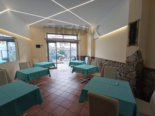 locale commerciale in vendita a Taormina in zona Mazzarò