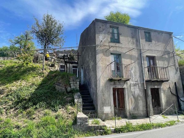 casa indipendente in vendita a Tortorici in zona S.Sergio