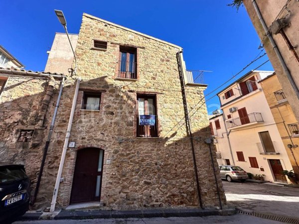 casa indipendente in vendita a Tusa in zona Castel di Tusa