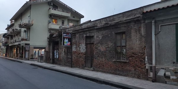 pentavano in vendita a Valdina in zona Fondachello