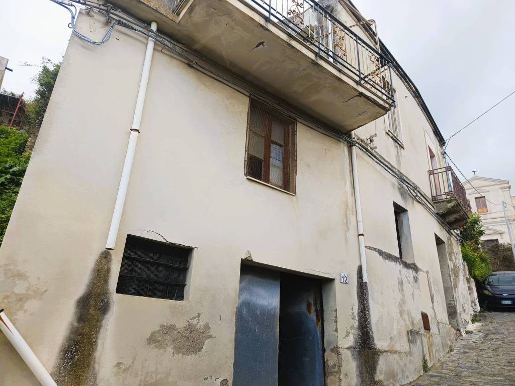 locale commerciale in vendita a Valdina