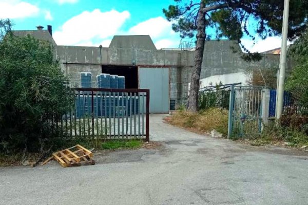 locale di sgombero in vendita a Villafranca Tirrena