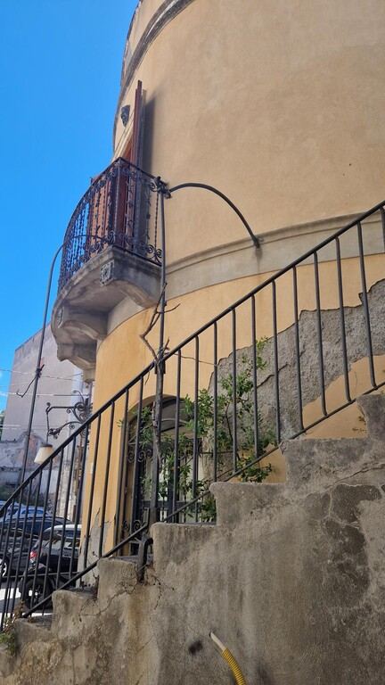 intera palazzina in vendita a Villafranca Tirrena in zona Divieto