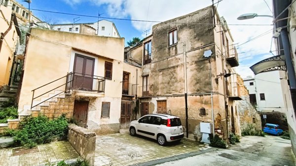 intera palazzina in vendita ad Agrigento in zona Centro Storico