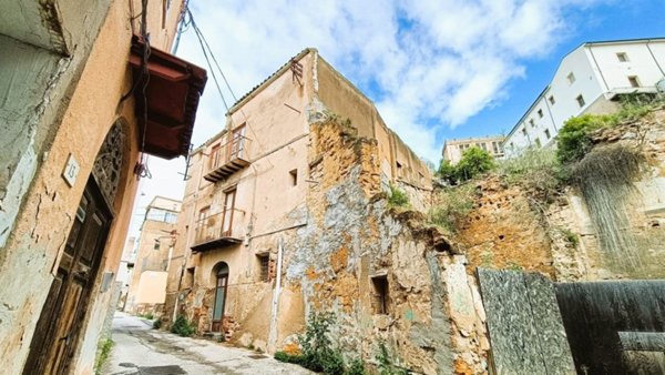 intera palazzina in vendita ad Agrigento in zona Centro Storico