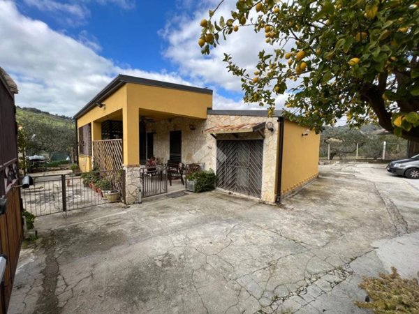 casa indipendente in vendita ad Agrigento in zona Giardina Gallotti