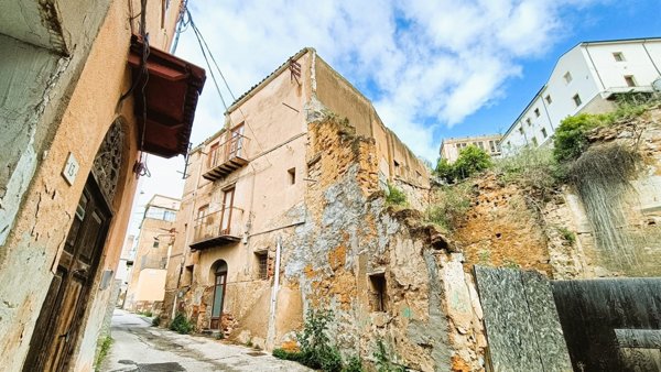 intera palazzina in vendita ad Agrigento in zona Centro Storico