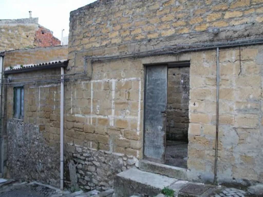 locale di sgombero in vendita ad Aragona