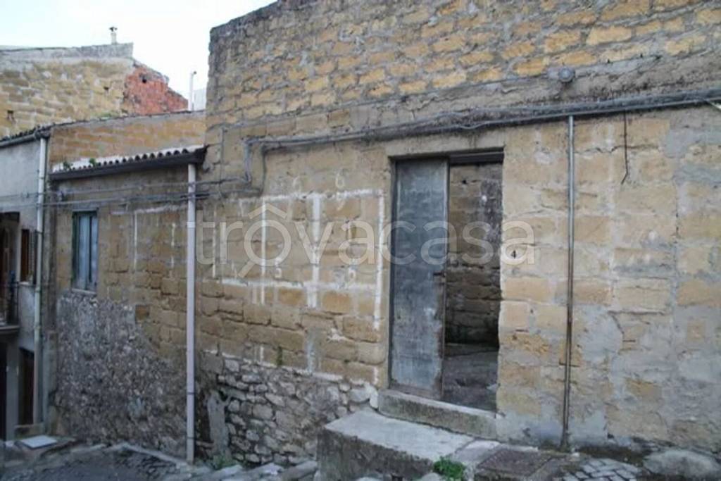 locale di sgombero in vendita ad Aragona