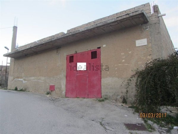 locale di sgombero in vendita a Camastra